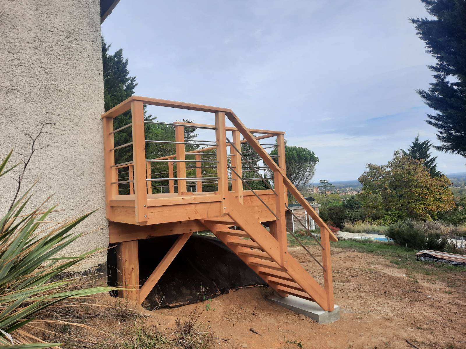 Création d’escalier extérieur en bois résistant aux intempéries pour accès jardin ou terrasse à Flourens en Haute-Garonne et ses environs