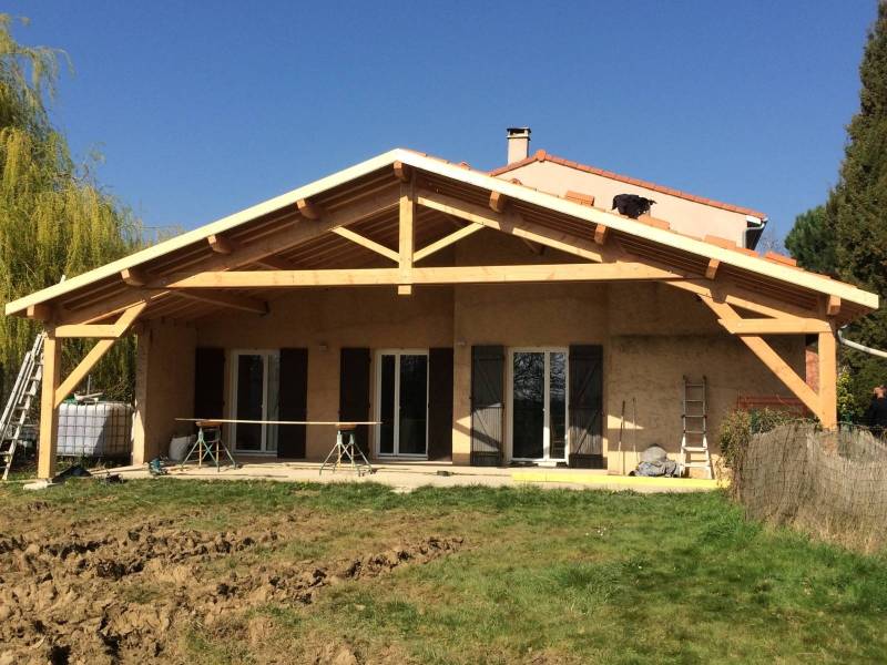 Rénovation complète de charpente traditionnelle et couverture avec zinguerie en Haute-Garonne (31550) – Pose de fermes, chevrons, pannes et tuiles mécaniques