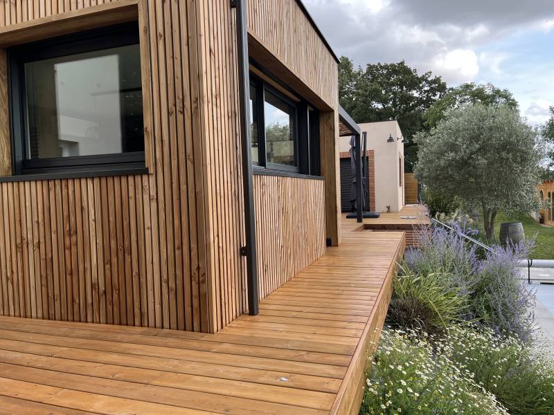 Extension latérale en bois avec menuiseries sur mesure et bardage esthétique à Flourens en Haute-Garonne et ses environs